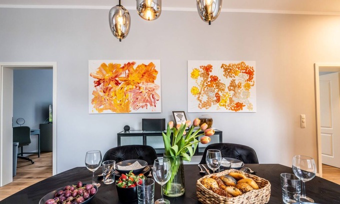 Brunsbuttel Apartment | 3 bedrooms, eat-in kitchen, new bathroom/toilet - modern listed old building