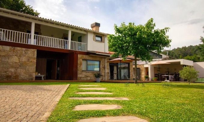 Vila Verde House | 3 bedrooms house with enclosed garden and wifi at Gondiaes