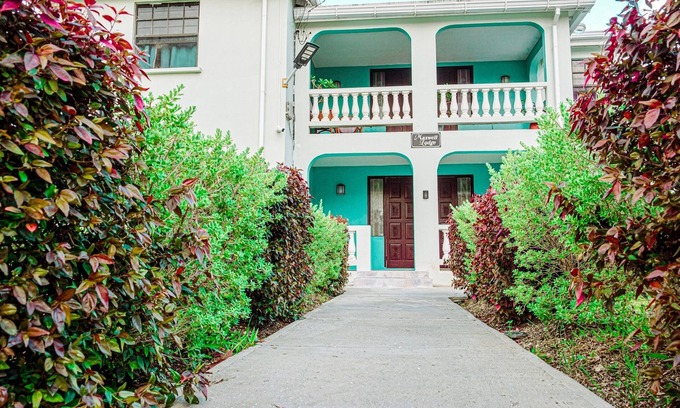 Cane Hill House | 3 Bedrooms in paradise w/fruit trees 3 mins-Oistins!