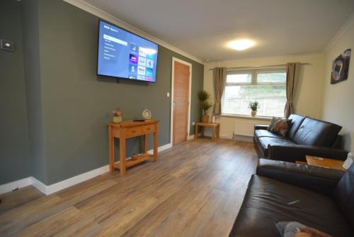 St Helens Apartment | 3 Bedrooms, Spacious, off road parking, Minimum 2 Nights