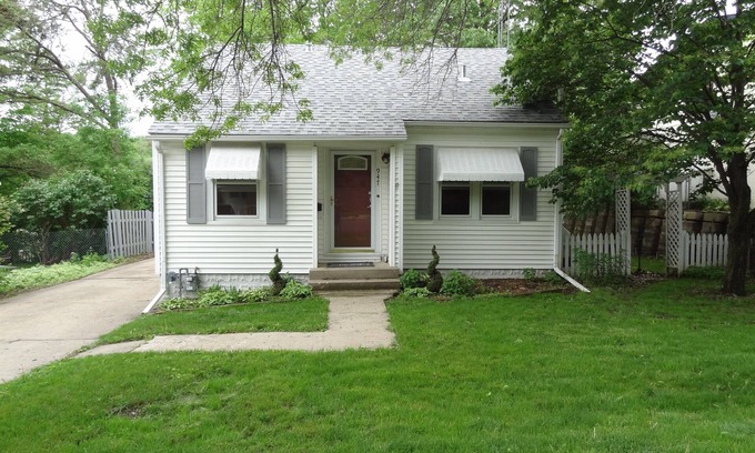 Rochester House | 3 blk St Mary 11 Mayo Pet Friendly Covered ByFaith
