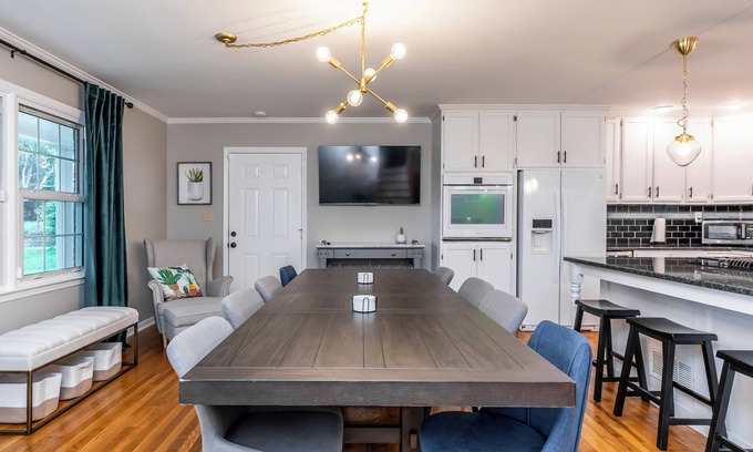 Lexington House | 3 BR 2 bath 5 beds! sleeps 8. Pool, hot tub oasis in LEX