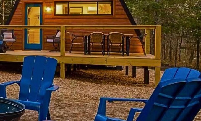 Omaha Cabin | 3 br Cabin nestled next to creek private hot tub