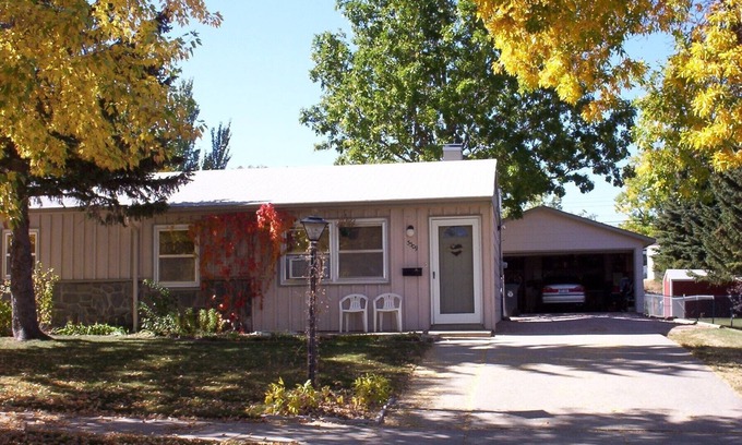 Rapid City House | 3 BR, Near Hospital, Self check-in, Fast Wi-Fi, Kitchen, Large Garage