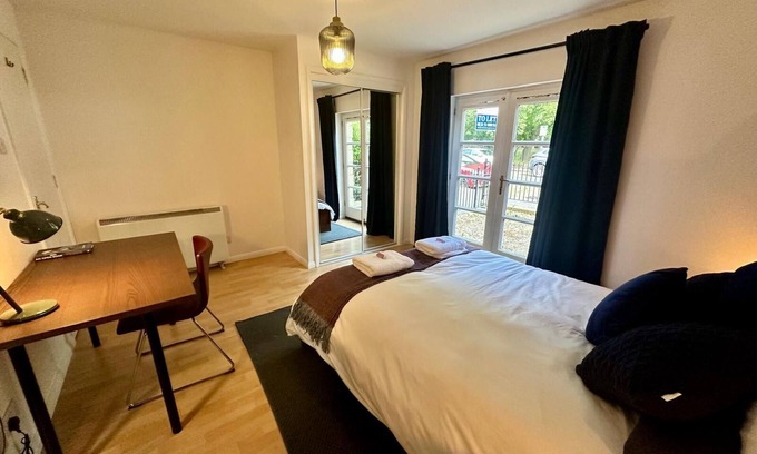 Bonnington Apartment | 3 Double Bedroom Flat in Perfect Location for Edinburgh Festival + Free Parking