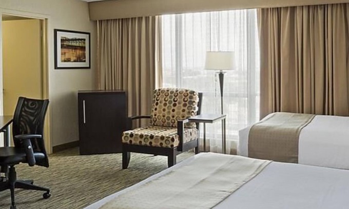 Miami Springs Hotel | 3 Great Units Fit for Families! On-site Pool, Near Melreese Golf Course!