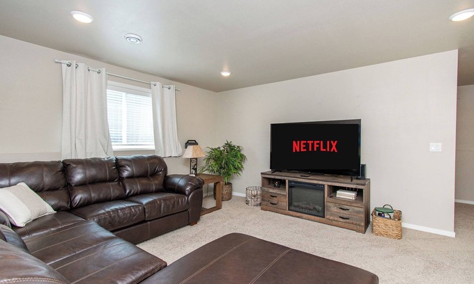 Fargo House | 3 Kings I 5 min to FargoDome I Pack n play I Patio