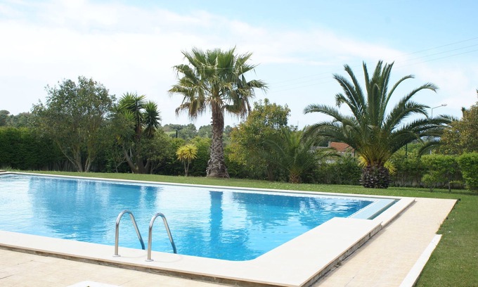 Zambujal Apartment | 3 km from Sesimbra, comfortable apartment, 12 nearby beaches, swimming pool and garden