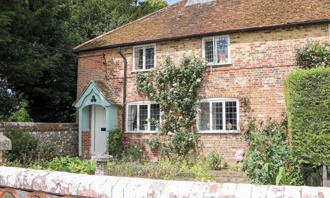 Chawton Cottage | 3 MALTHOUSE COTTAGES, pet friendly, with a garden in Alton, Hampshire