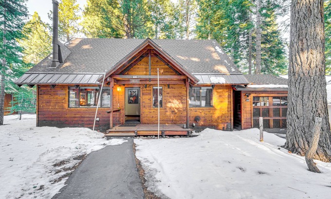 Truckee Cottage | 3 Mi to Skiing: Retreat w/Deck in Tahoe Donner!