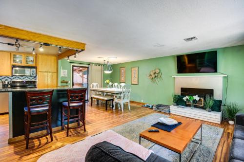 South Hills House | 3 Mi to U of O Pet-Friendly Home with Covered Deck!
