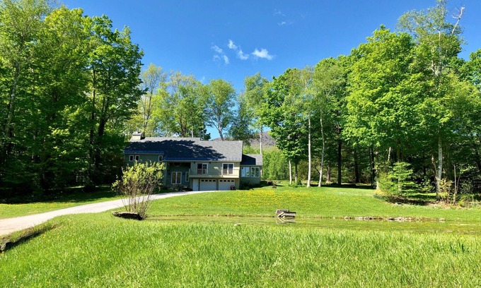 Manchester Center House | 3 minute drive to the heart of Manchester! Peaceful 5 bedroom home on 5 acres.