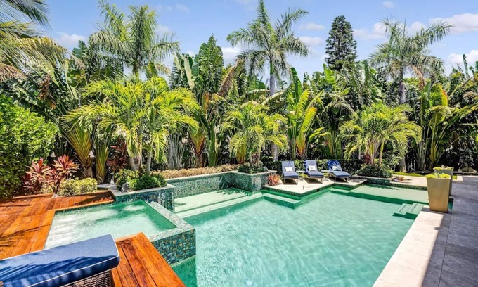 Longboat Key House | 3 minute walk to the sand. Spacious Luxurious 6 bedroom with a beautiful pool!