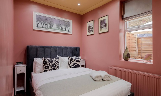 Brixton Apartment | 3 minute walk to underground! Family sized apartment with patio!