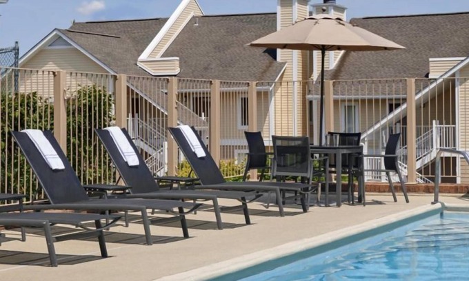Crestline Heights House | 3 Modern Units Near Birmingham Zoo! Seasonal Pool, FREE Parking, Pets Allowed!