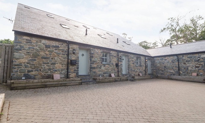 Porthmadog Cottage | 3 PENSYFLOG BARNS, pet friendly, with a garden in Porthmadog