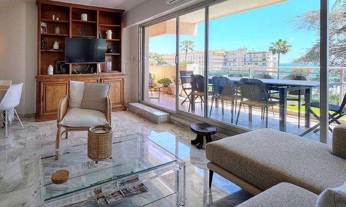 Cannes Apartment | 3 pièces, terrasse vue mer et parking A2B232