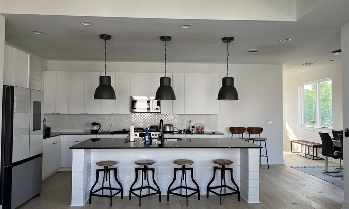 East MLK House | 3 Private Balconies. Sleeps 5. 5 Min From H-E-B and Muller Park