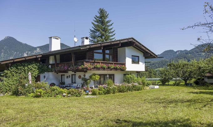 Auerbach Apartment | 3-room apartment, 74 sqm, 2 bedrooms, tiled stove, terrace