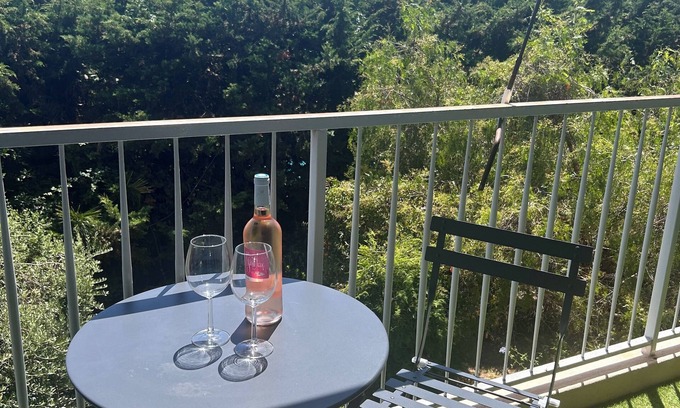 Antibes Apartment | 3 rooms Antibes air-conditioned parking family or work near centers of interest.