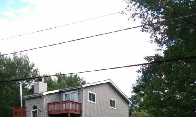 Jim Thorpe House | 3 story home with fireplace and jacuzzi, minutes away from Pocono raceway.