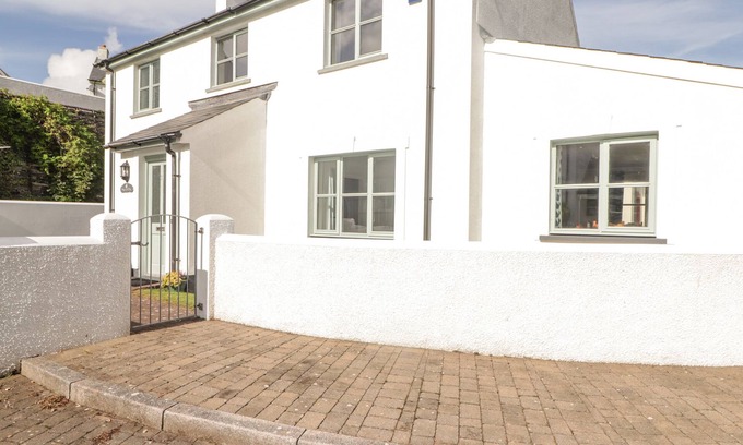 Little Haven House | 3 STRAWBERRY CLOSE, family friendly, with a garden in Broad Haven