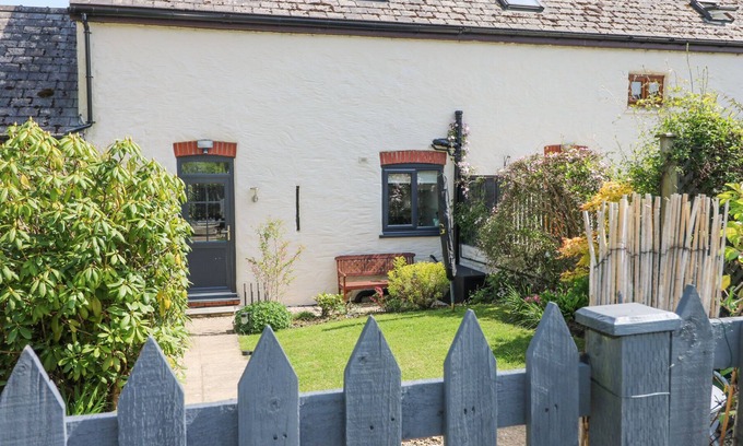 Haverfordwest House | 3 THE BARN, pet friendly, with open fire in Haverfordwest