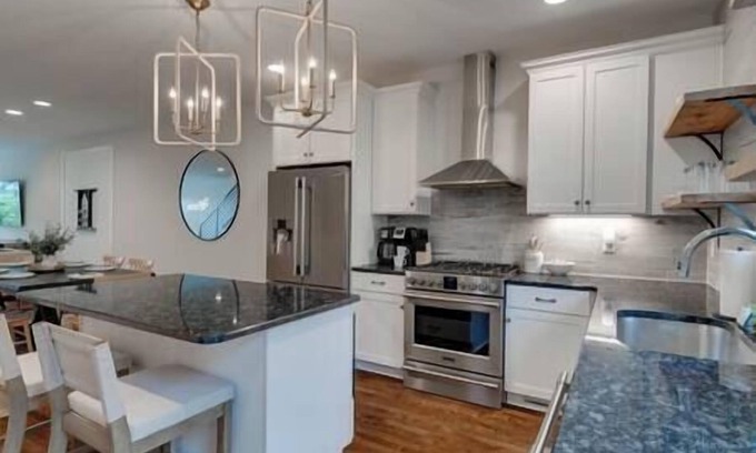 Eighth Avenue House | 3 Townhomes 10 BDR/3 Miles to Broadway!