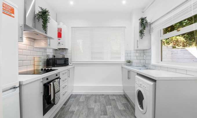 Margam House | 3 Triple Rooms, Parking, Smart Tv's in all rooms