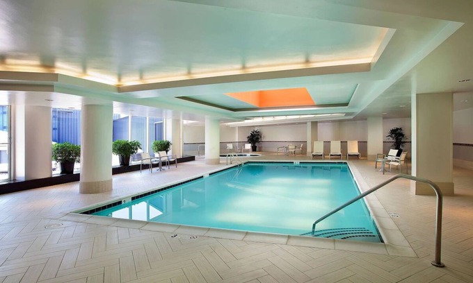 Friendship Heights Hotel | 3 Units near National Zoo | Indoor Pool | Made-to-Order Breakfast