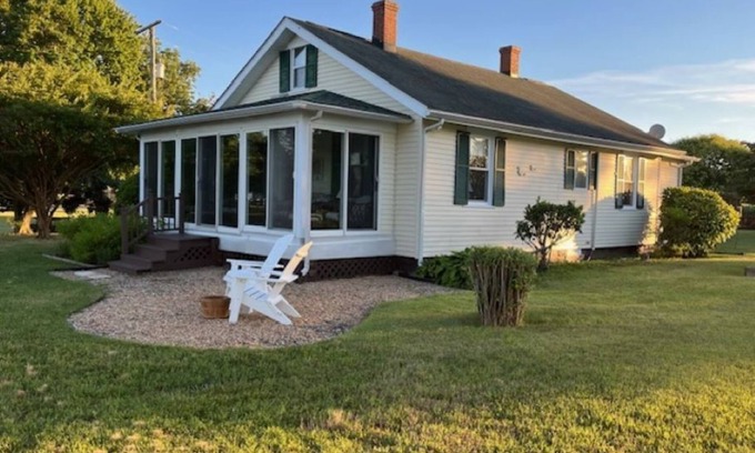 Kilmarnock Cottage | 30+ Day Rental, 2B-1.5BA Retreat, 1932 Cottage, Water Front, Quiet, WiFi