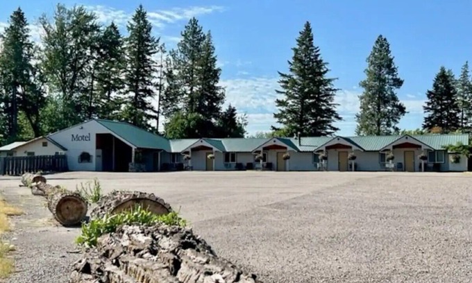 Columbia Falls Hotel | 30- TWO QUEEN BEDS in enjoyable Columbia Falls with WiFi, AC, 20m mi to GNP!