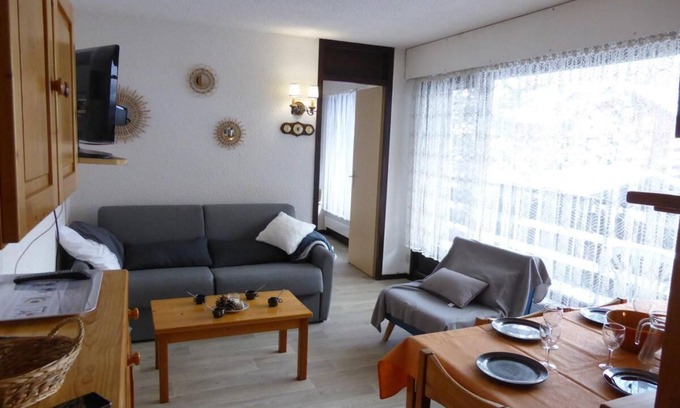 Les Contamines-Montjoie Apartment | 300m from ski slopes, 1st floor, view swimming pool, balcony, parking, tv, ski locker, 42m²