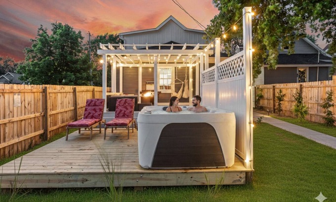 Indianapolis House | 3100 sqft of Luxury - HotTub, BBQ, Gym with Peloton, Arcade, Firepit seating.