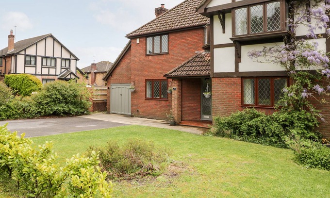 Broadstone Cottage | 34 LODERS CLOSE, pet friendly, character holiday cottage in Poole