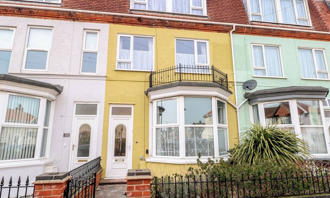 Great Yarmouth Cottage | 34 NORTH DENES ROAD, pet friendly, with a garden in Great Yarmouth