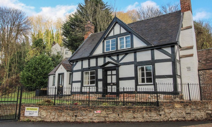 Coalbrookdale Cottage | 34 THE WHARFAGE, pet friendly, with open fire in Ironbridge