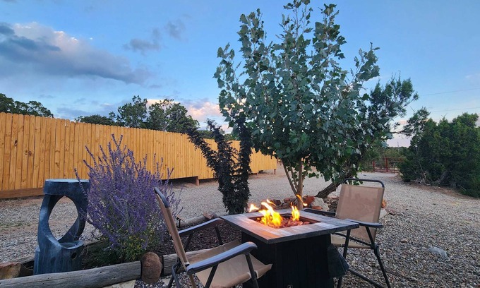 Canoncito House | 35' RV- Glamping |Firepit |Private| 15min to Plaza