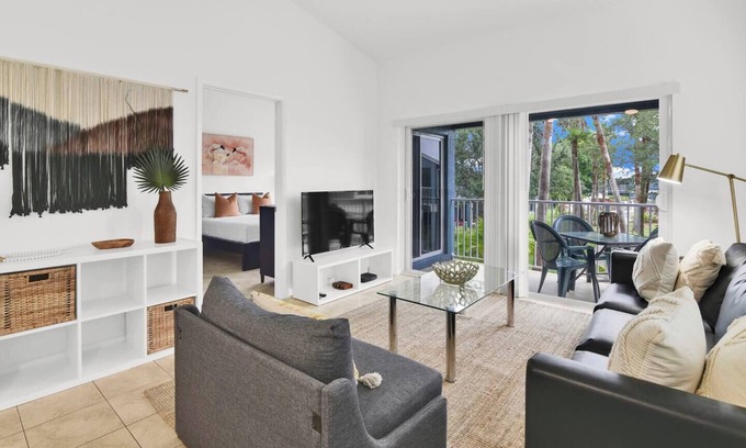 Mission Bay Apartment | 350D - Boca Retreat w/Pool, Parking, Near Evert Tennis & Shops