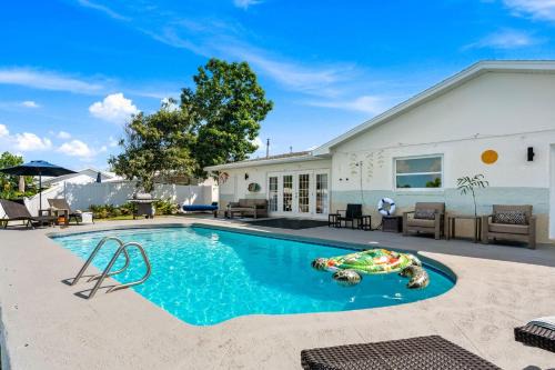 Venetian Way House | 368 Carmine Dr