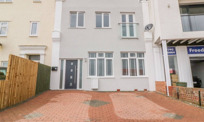 Walton on the Naze Cottage | 38 THE PARADE, country holiday cottage in Walton-On-The-Naze