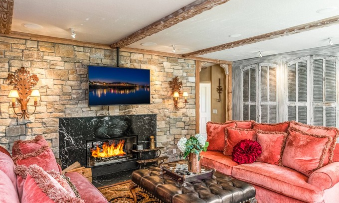 Golden Rectangle House | 3800 Sticks and Stones ~ Large, Luxurious Home