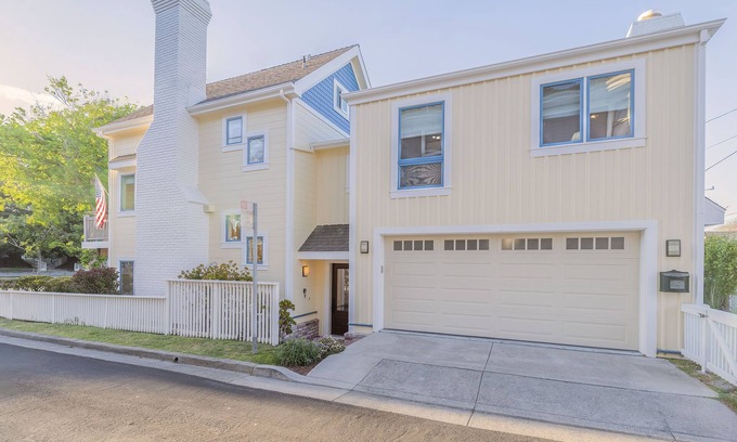 Pacific Grove House | 3817 Caledonia Bay Lookout - Walk to Bay and Park