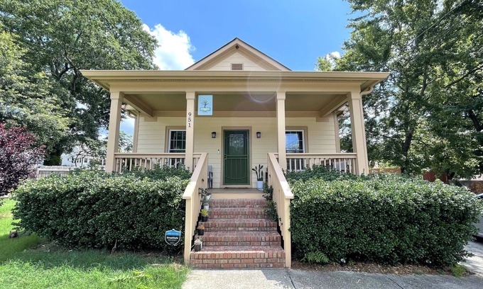 Washington Park House | 3B/3B Historical bungalow 1 mile from Mercedes-benz stadium