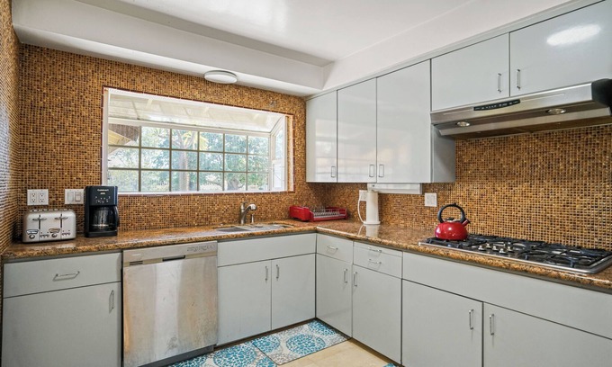 North Hills West House | 3B2BA Northridge Large Comfy Home Central Location