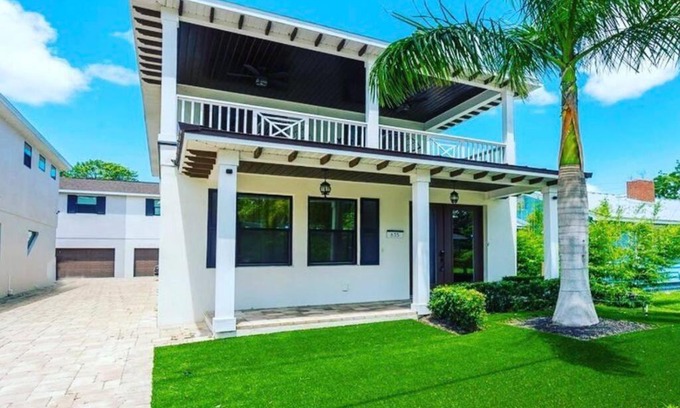 Gillespie Park House | 3BD 3BA - Garage - Pet friendly - Balcony - Lido Beach - Downtown