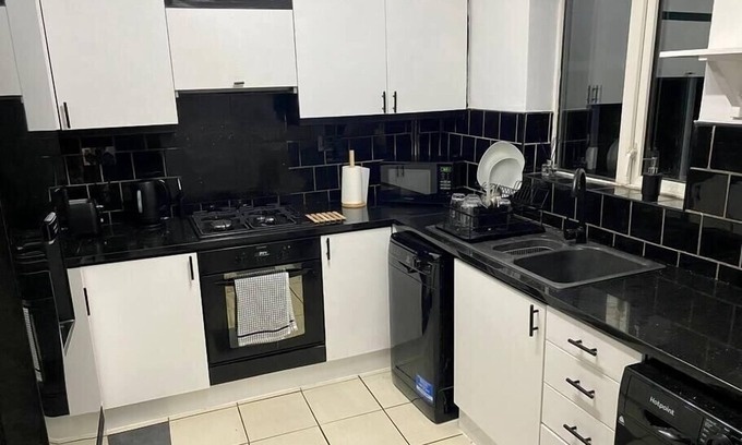 Bramcote House | 3BD Sanctuary in Beeston, Nottinghamshire
