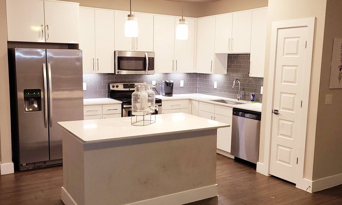 Addicks House | 3BDRM TOWNHOUSE! 75IN TV! WIFI