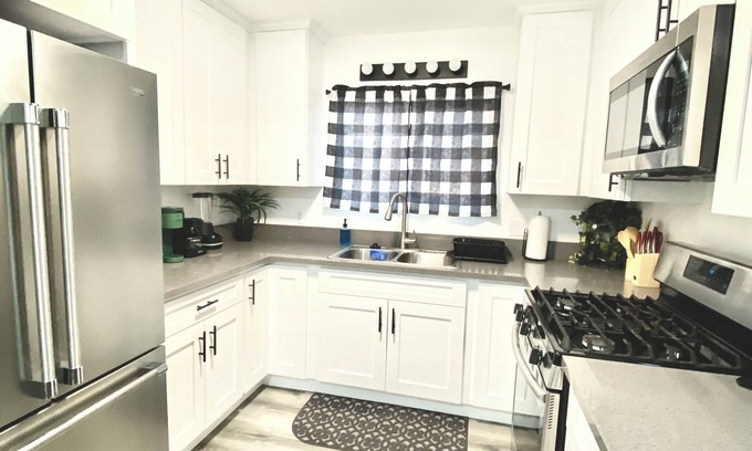 Mojave House | 3Bed 2Bath Home Central Mojave with King bed, WiFi, Remote and Contract workers