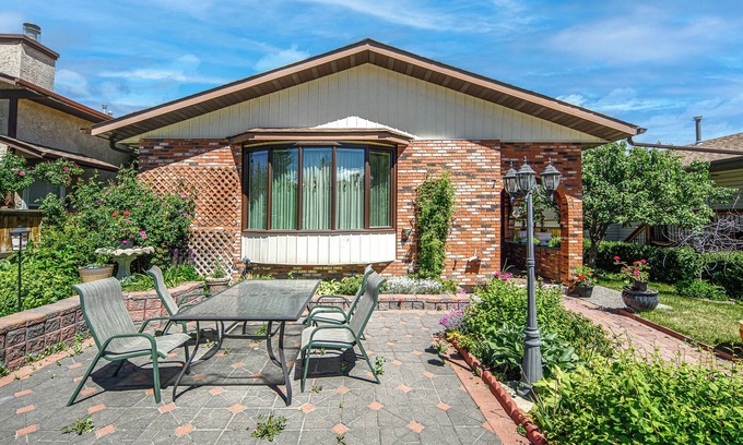 Northwest Calgary House | 3Bedroom 2Full Bath Double Garage near DT&YYC PetOK